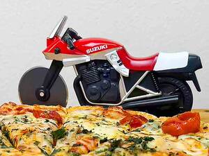 あの「ピザカッターナ」に新色レッドが登場！ 名車 GSX1100S KATANA を模したピザカッター予約販売を開始