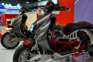 新型「ロードスター400」世界初公開！ 「クラシック」デザイン×400ccパワフルエンジン搭載！ 個性炸裂の“新たなスクーター”イタルジェットがイタリアで披露