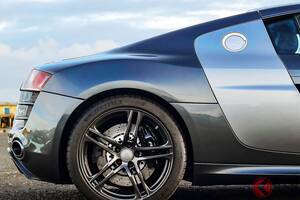 “GRヤリス”より安い!? 全長4.4m級の「格安“4WD”スーパーカー」がスゴい！ ランボルギーニ譲りの「V10」×6速MT搭載！ 「525馬力」のアウディ「R8」英国オークション登場