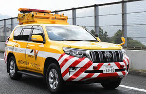 高速道路で「遅く走るパトロールカーが…」抜いてはダメなの？→ダメです！ 実は“重要な仕事中”だった