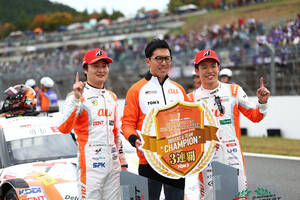 SUPER GT最終戦でau TOM’S GR Supra 坪井、山下コンビが優勝を飾りSUPER GT史上初のシリーズ3連覇を飾る！！