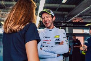 中の人々が明かす“耐久ドライバー・ロッシ”の素顔「タイムを上げる手法が違う」「礼儀正しく、常に冗談を言っている」