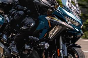 “自己修復する塗装”を採用するスポーツアドベンチャー!! 落ち着きのあるカラーリングを採用したカワサキ「VERSYS 1100 SE」2026年モデル発売