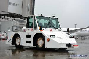 [はたらくくるま] 熟練の運転ワザで巨大な旅客機の向きも自由自在〈トーイングトラクター〉