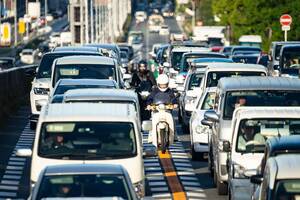 クルマからすると左折や車線変更時に巻き込みそうで怖い！　原付きのすり抜けは取り締まれないのか？