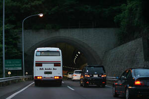 高速道路のトンネル内で車両火災に遭遇したら…自分の身を守るために覚えておきたい初期行動をお教えします