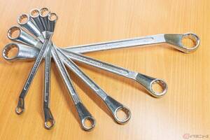 両端が離れすぎて、これじゃ見えない!? いえいえ、眼鏡ではありません!! 工具の一種『メガネレンチ』とは？