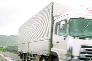 「昔からの仲間だし……」 なぜ運送会社は不正を通報できないのか？ 白ナンバー不正や低運賃ダンピング、仲間意識が阻む業界浄化の現実とは