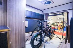 自転車の積載も車中泊もこれ1台！牽引免許不要のキャンピングトレーラー「GX350」の対応力がすごい