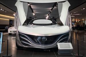 “次世代ロータリーエンジン”と“ガルウイングドア”を想定！ マツダの斬新コンセプトカー「大気」が広島本社で展示中!! インパクト絶大の後ろ姿とは？