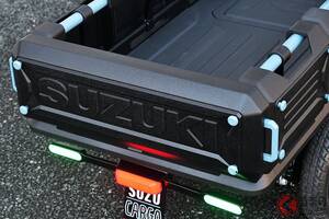 スズキの「免許不要の“ちいさい軽トラ”!?」に熱視線！ おひとりさま向け超小型ボディ×安定感バツグンの4輪走行可能！ 使い勝手サイコーな荷台がスゴい「スズカーゴ」とは！